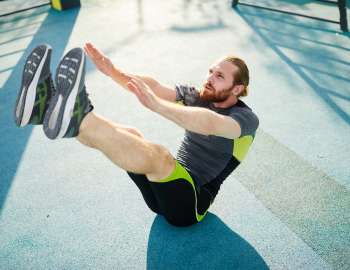 Leg raises berfokus pada area perut bawah 