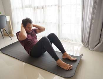 Sit-up adalah latihan klasik untuk memperkuat otot perut 