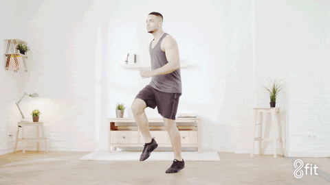 High knees melatih otot inti, termasuk otot perut dan otot punggung bawah