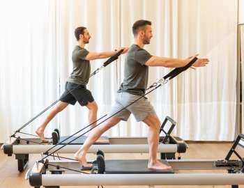 Pilates adalah latihan yang fokus pada penguatan otot inti dan peningkatan fleksibilitas