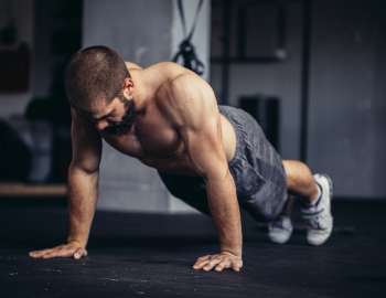 Push-up dapat membesarkan otot lengan, terutama otot dada, bahu, dan trisep 