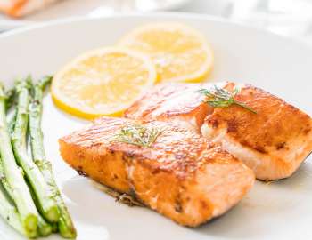 Salmon kaya omega-3 yang bermanfaat untuk kesehatan jantung dan otak.