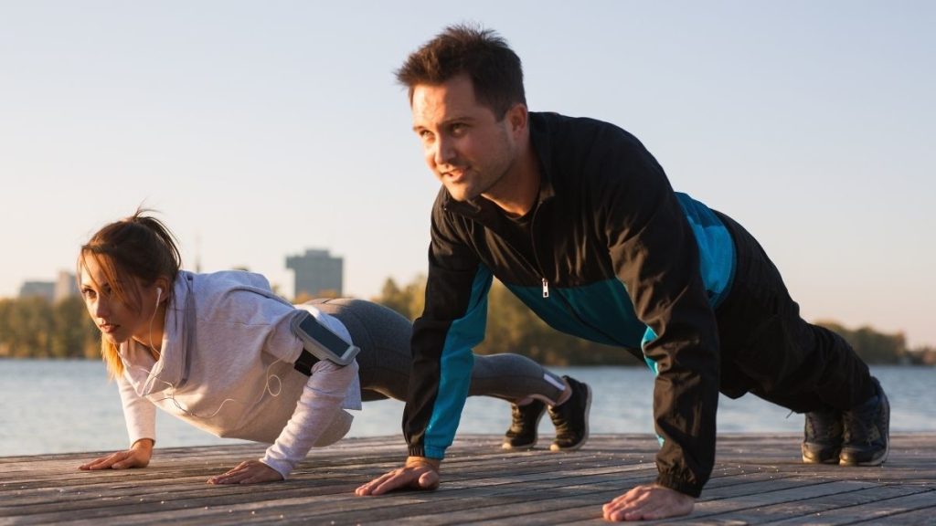 Shoulder taps melatih otot-otot stabilisator yang sering terabaikan dalam latihan lain