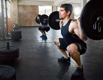 Sumo squat dapat meningkatkan stabilitas dan keseimbangan tubuh anda