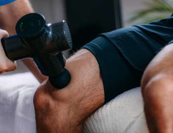 Sumo squat membantu memulihkan kekuatan, fleksibilitas, dan mobilitas setelah cedera 