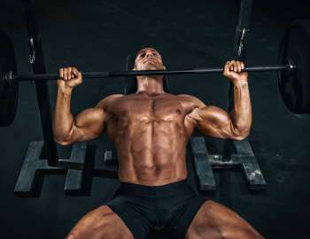 bench press standar adalah latihan yang  membangun kekuatan dan massa otot dada