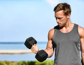 bicep curl dengan dumbbell adalah latihan yang efektif untuk membangun otot bicep