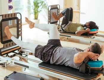 chest lift with rotation adalah variasi dari gerakan chest lift tradisional dalam pilates