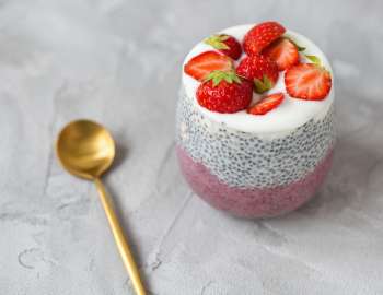 chia seed pudding adalah hidangan penutup yang sehat dan lezat