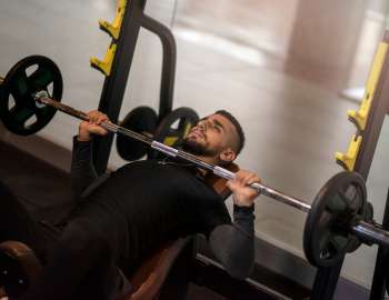 close grip bench press adalah latihan yang menargetkan otot tricep 