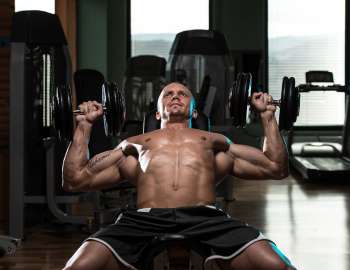 dumbbell bench press adalah latihan bench press yang menggunakan dumbbell