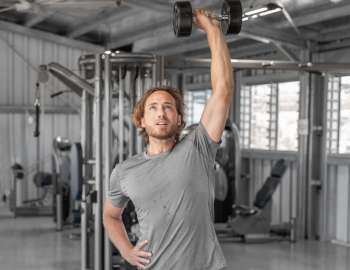 Standing dumbbell shoulder press bertujuan untuk menguatkan otot deltoid  dan otot trisep