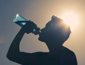 air membantu dalam mengeluarkan zat sisa metabolisme dari otot sehingga membantu mengatasi nyeri