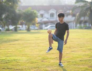 Sepak bola adalah latihan intensitas tinggi yang membantu dalam pembakaran kalori