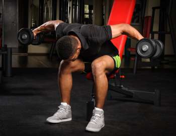 Reverse dumbbell fly mengembangkan otot deltoid posterior dan otot-otot perisai scapula