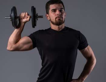 One-arm dumbbell push press menguatkan otot deltoid, trisep dan otot inti