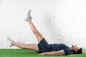 Scissor leg plank dapat memperkuat otot kaki sekaligus memperbaiki keseimangan dan koordinasi