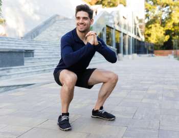 Cara membentuk otot paha bisa dilakukan dengan melakukan squat