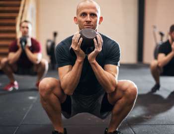 Sumo squat merupakan variasi squat tradisional yang lebih menargetkan otot paha bagian dalam dan gluteus 