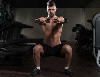 Squat dumbbell merupakan variasi squat yang menambah beban untuk meningkatkan kekuatan dan ketahanan otot