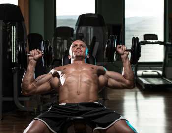 Incline dumbbell curl menargetkan otot bicep dengan cara berbeda dibandingkan curl standar