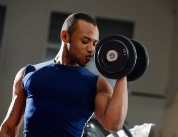 Hammer curl difokuskan pada otot-otot lengan, terutama pada otot biceps brachii