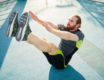 Leg raises membantu meningkatkan fleksibilitas dan kekuatan otot perut bagian bawah