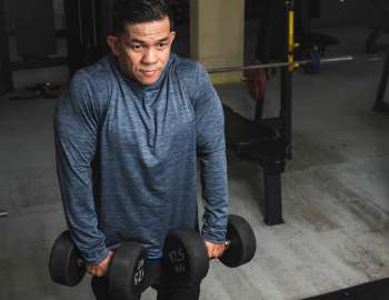 Cara melatih otot trapezius dapat dilakukan dengan shrug dumbell