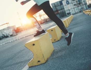 Step ups meningkatkan keseimbangan dan koordinasi 