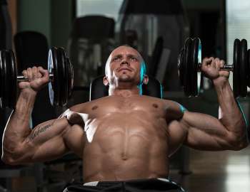 Incline dumbbell press efektif untuk mengembangkan bagian atas dada