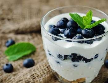 Yogurt Yunani memiliki kandungan karbohidrat dan gula yang lebih rendah