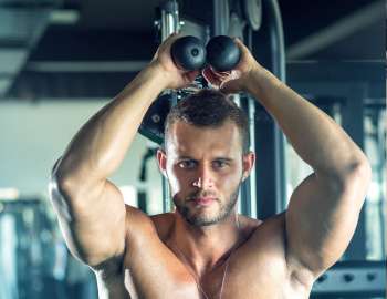 Overhead tricep extention dapat menguatkan dan membentuk otot trisep 