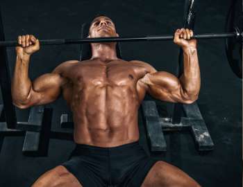 Close-grip bench press biasanya dilakukan dengan barbell dan bench press