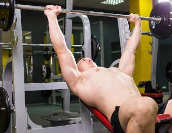 incline bench press adalah latihan yang berfokus pada otot dada bagian atas dan bahu