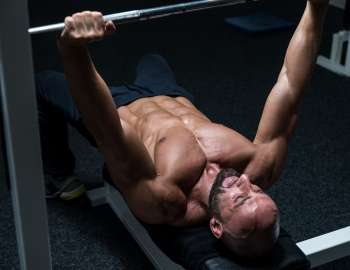 narrow grip bench press adalah latihan yang menggunakan grip yang lebih sempit