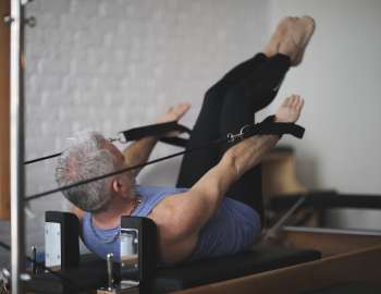 pelvic curl adalah gerakan pilates yang berfokus pada penguatan otot perut bawah