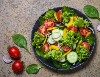 salad segar adalah pilihan sempurna untuk menu diet tanpa nasi