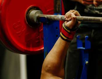 wide grip bench press adalah latihan bench press yang menggunakan pegangan yang lebih lebar dari lebar bahu