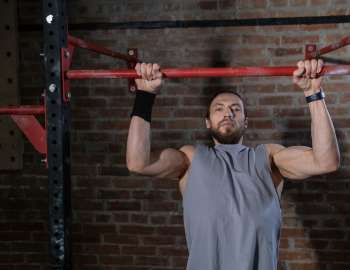 grip pronated pull up adalah melakukan pull up dengan posisi tangan menghadap ke depan