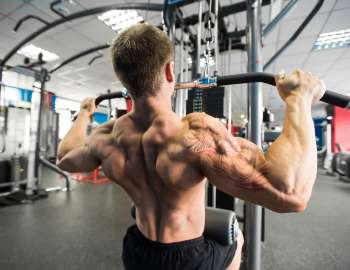 Pulldown merupakan salah satu latihan otot punggung yang digemari di gym