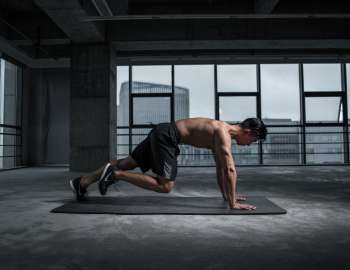 Plank dengan penarikan lutut efektif untuk meningkatkan kekuatan otot inti