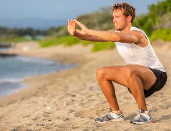 squat jack adalah variasi dari gerakan jumping jack dan digabungkan dengan squat