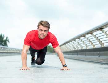 gerakan mountain climber lambat dapat melatih otot inti dan otot perut
