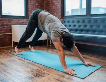 Plank jembatan adalah menggabungkan elemen yoga dengan latihan kekuatan inti