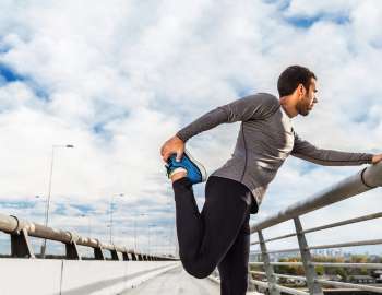 stretching otot paha belakang dapat memberikan kelenturan dan keseimbangan