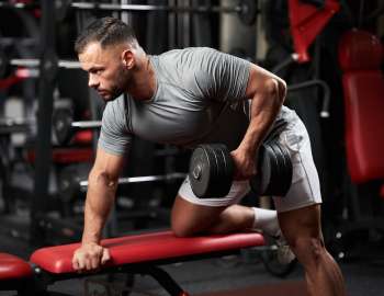 Dumbbell row sangat efektif untuk melatih otot latissimus, rhomboids dan trapezius