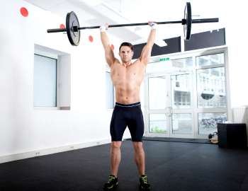 overhead press merupakan latihan yang efektif dalam meningkatkan kekuatan fungsional