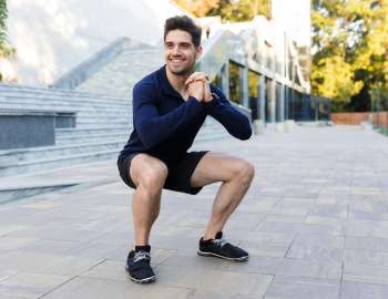squat jumps adalah latihan untuk pembakaran kalori yang melibatkan seluruh tubuh