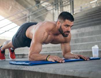 olahraga plank melatih kekuatan pada otot-otot inti 