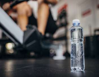 cara kreatif olahraga ringan tanpa peralatan adalah dengan botol air